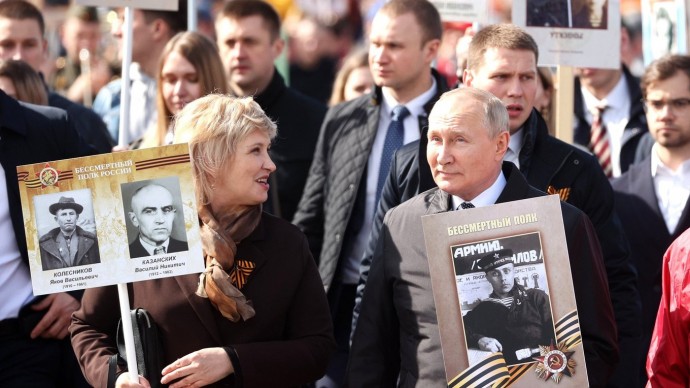 Видео: Владимир Путин принял участие в акции «Бессмертный полк» 9 мая 2022 года